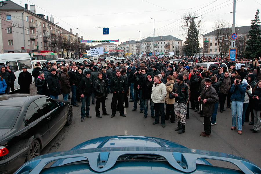 12 декабря: митингующие перекрыли Ленинский проспект