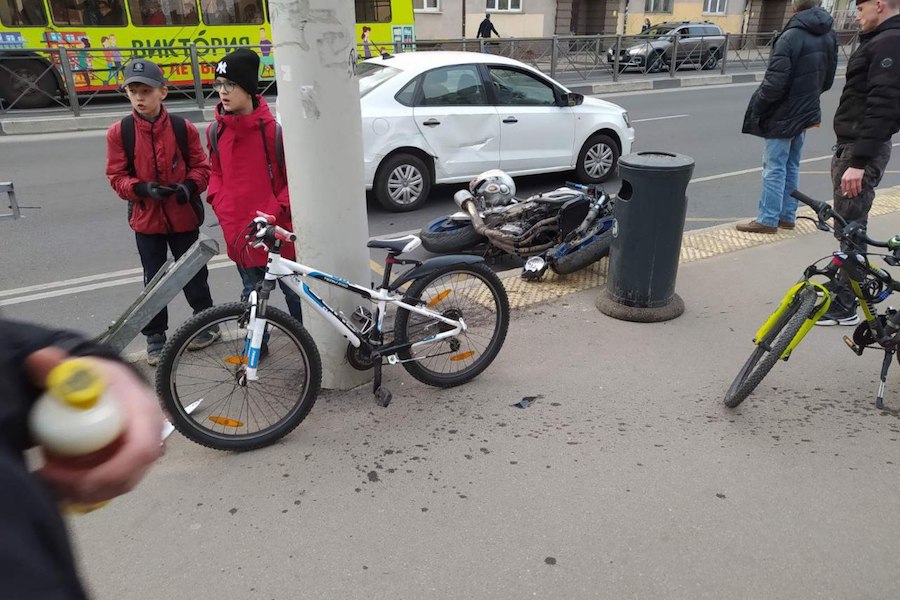 В Калининграде на ул. Горького водитель «Фольксвагена» сбил мотоциклиста при развороте (видео)