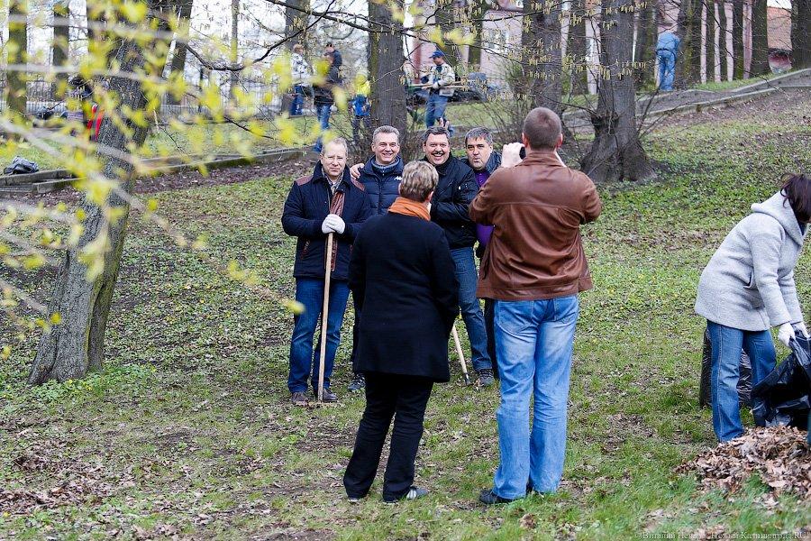 Селфи с граблями: в парке Победы прошёл общегородской субботник