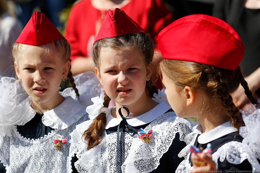 Майский вальс и слёзы: в школах Калининграда прозвенел последний звонок (фото)