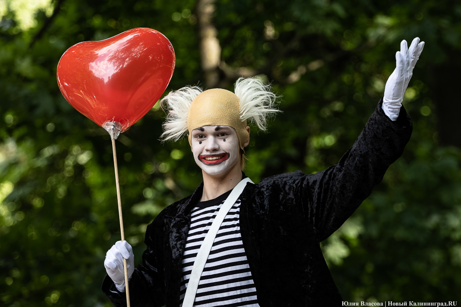 Это просто цирк какой-то: фестиваль «Башня» запустил уличную программу на «Балтике» (фото)