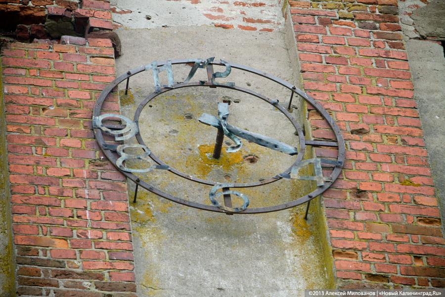 Часы и вороны: кирха в поселке Ушаково приходит в упадок