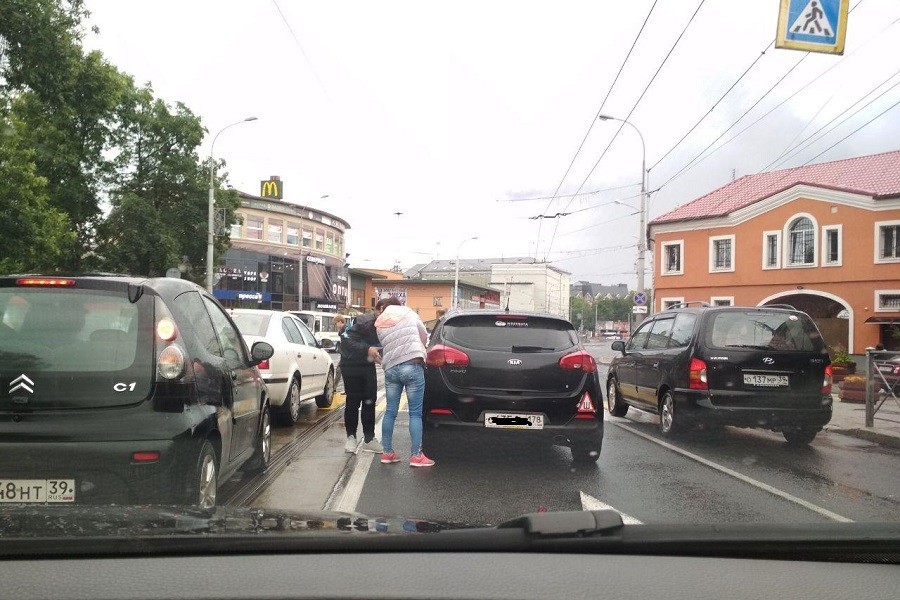 На Советском проспекте собралась пробка из-за автомобиля без бензина (фото)