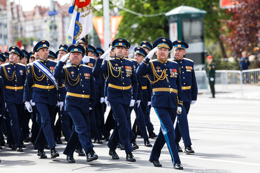 Под Знаменем Победы: в центре Калининграда прошел военный парад (фото)