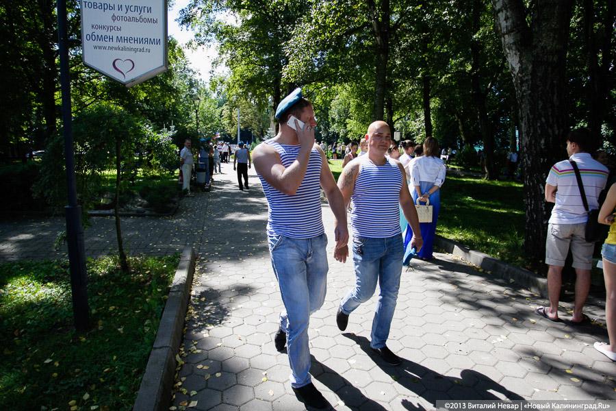 Камуфляж и полоски: «Голубые береты» Калининграда почтили память погибших товарищей