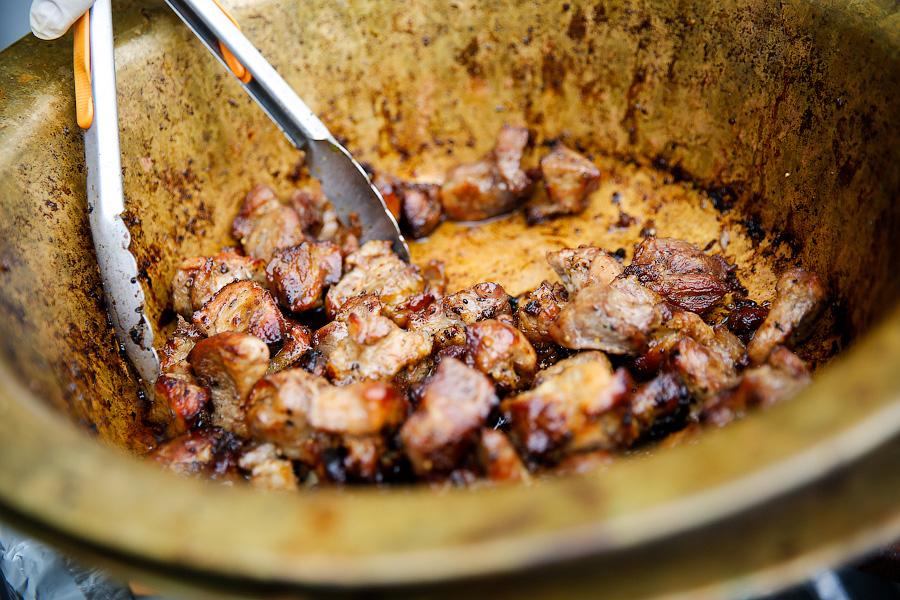 Картофельные кишки и шашлык на вилах: чем кормили на День города