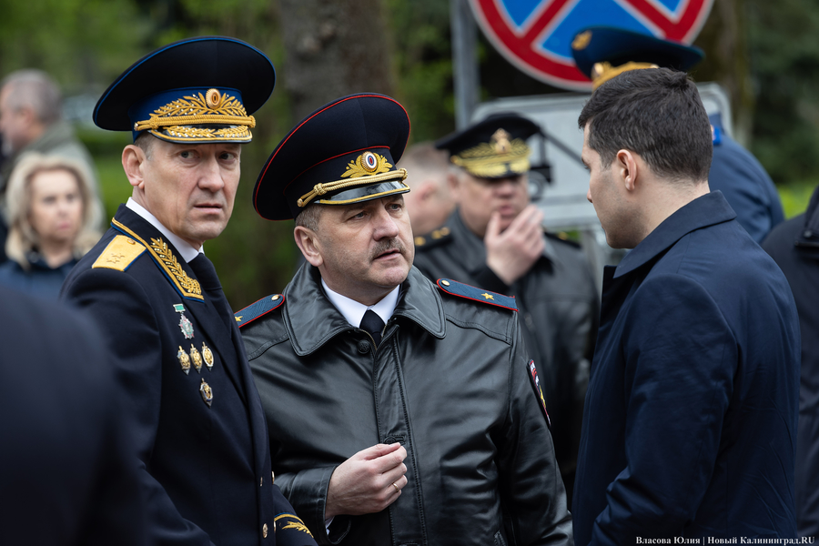 У здания областного правительства открыли памятник ФСБ (фото)