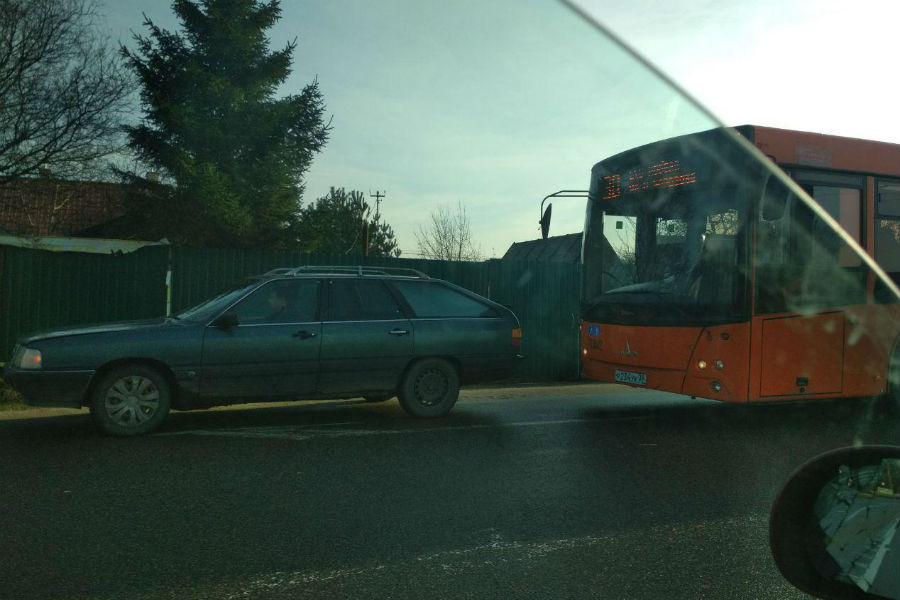 В конце Горького рейсовый автобус попал в аварию (фото)