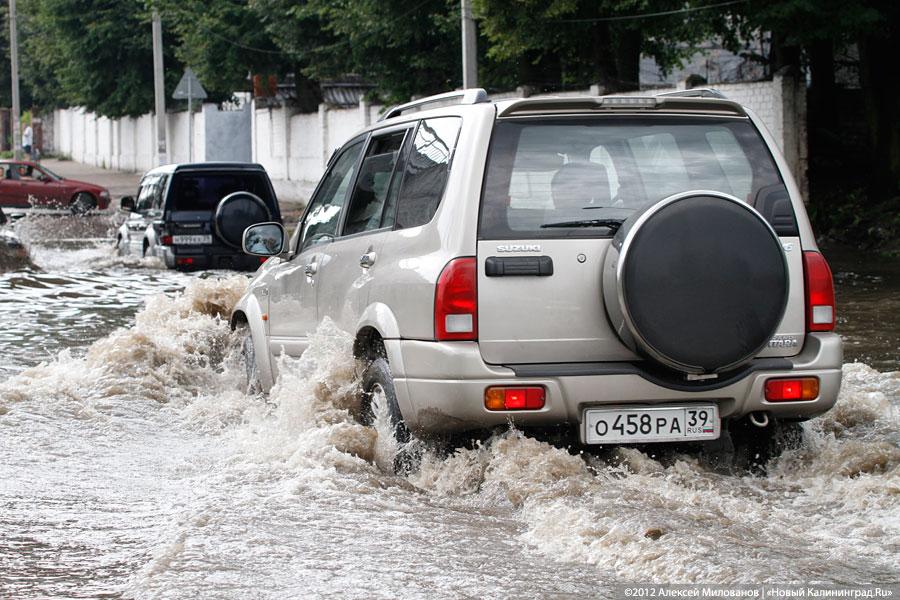 «Праздничные купания»: фоторепортаж с затопленной Аллеи Смелых
