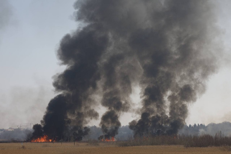 «Тушение затруднено сложностью подхода»: в МЧС прокомментировали пожар на Острове (фото)