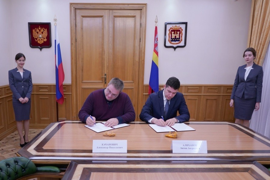 Александр Качанович (слева) и Антон Алиханов подписывают соглашение, фото с сайта правительства Калининградской области