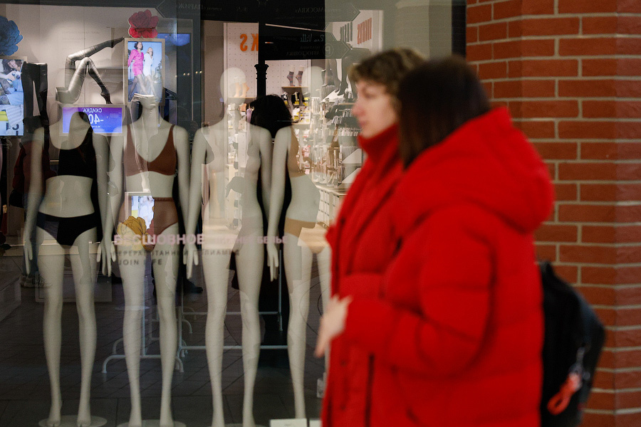За железным занавесом: в «Европе» закрылись крупнейшие магазины одежды (фото)