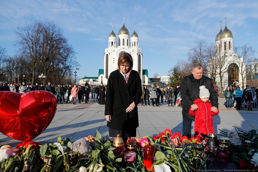 Опустить голову, зажечь свечу: в Калининграде почтили память погибших в Кемерово