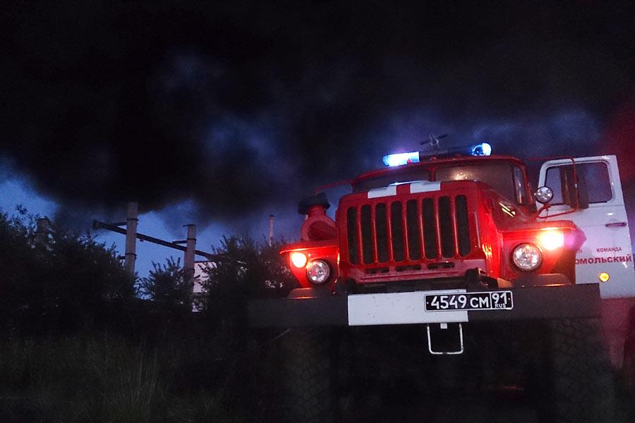 Во Взморье 4 пожарных расчёта тушили загоревшуюся свалку покрышек (фото)