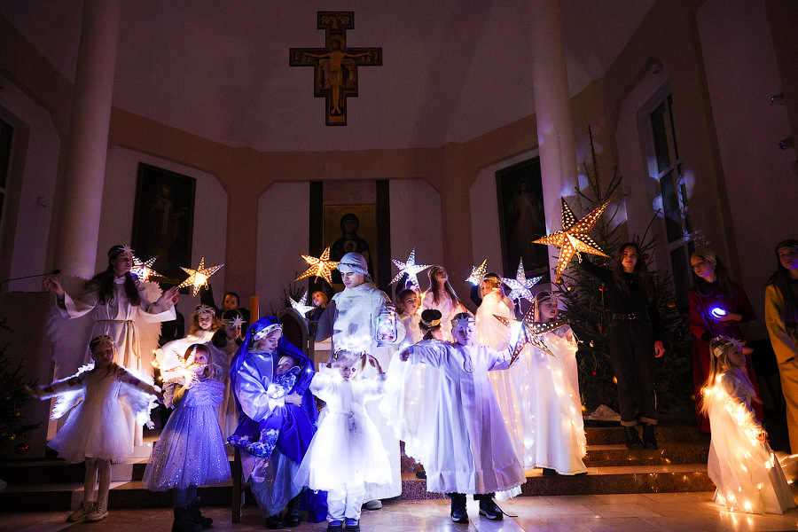 «Тихий крошечный Христос»: калининградские католики встретили Рождество (фото)