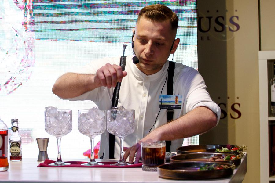 Море, поэзия, коктейли: в Калининграде выбрали обладателя «Янтарного шейкера»