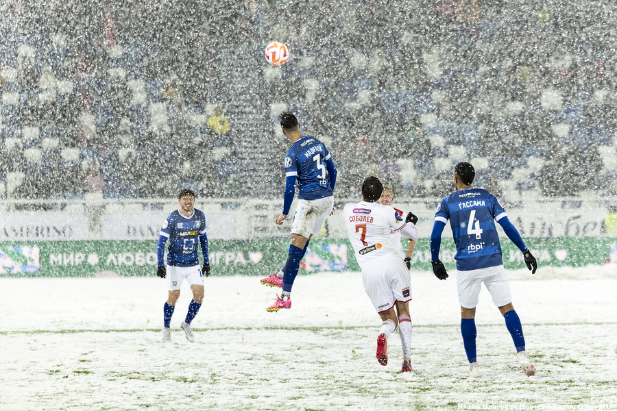 «Не футбол, а регби»: снежный матч «Балтика» — «Спартак» в фотографиях
