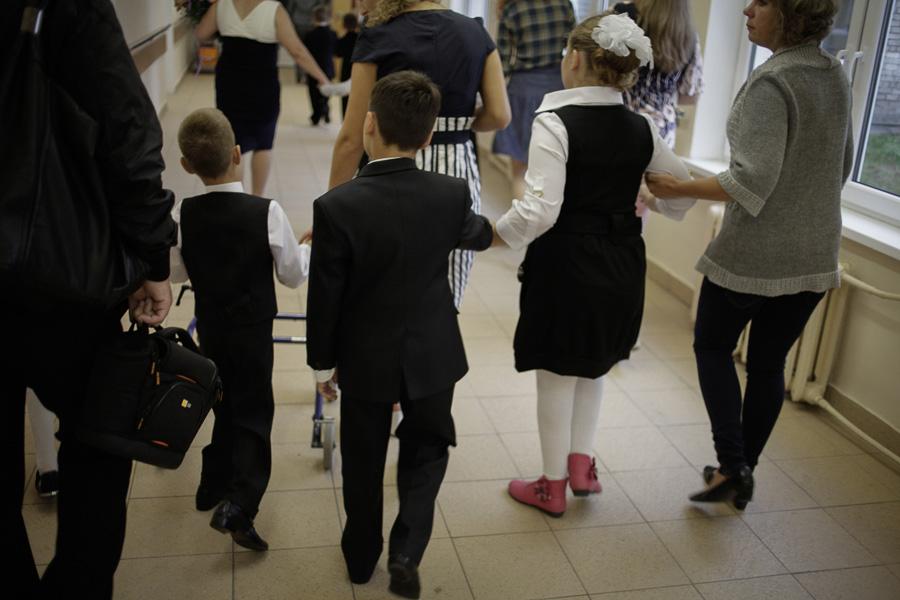 Как и все другие дети: Вика Петрова спустя 4 года после комы пошла в 1-й класс