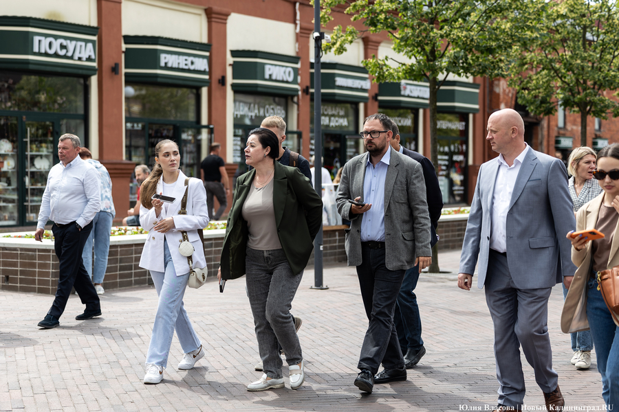 Вместо развалившихся: на улицу Баранова вернули вазоны-лавки за 12,5 млн рублей (фото)