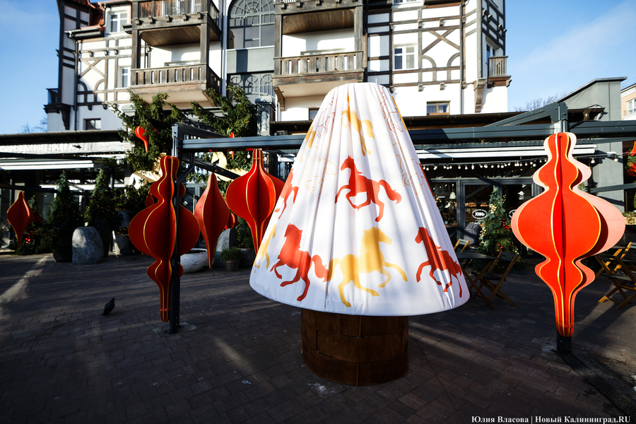 В царстве огненной лошади: как украсили Зеленоградск к Новому году (фото)