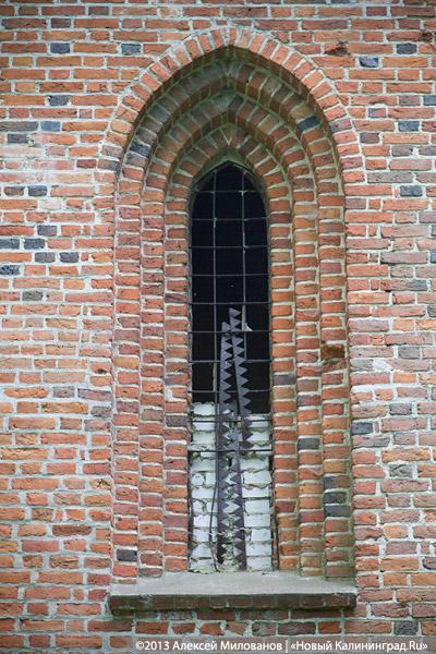 Без окон и дверей: законсервированная Кирха в Домново начала разрушаться