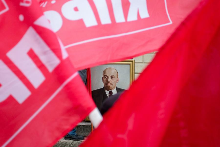 Цветы для Ленина: в Калининграде отметили годовщину Октябрьской революции
