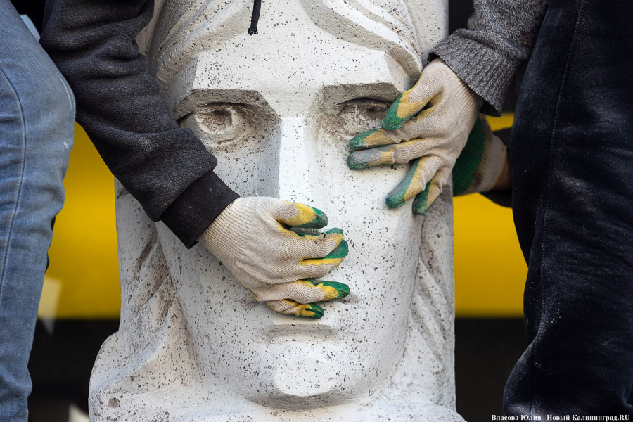 История в фибробетоне: на проспекте Мира установили горельефы первых переселенцев (фото)