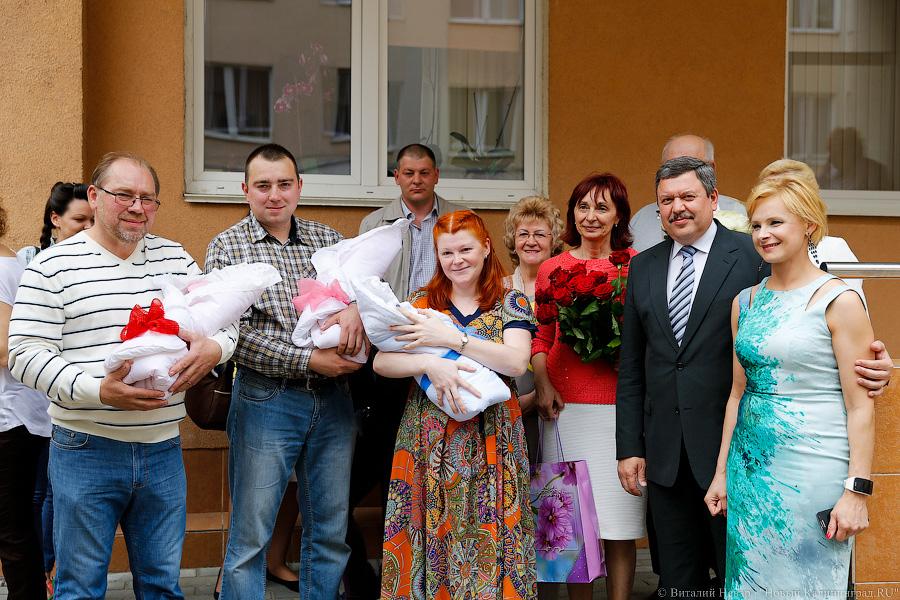 На фоне Мадонны: как многодетную пару из роддома «к дате» выписывали