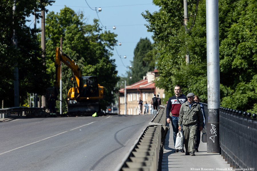 Останется с одним тротуаром: в Калининграде до августа закрыли мост на Суворова (фото)