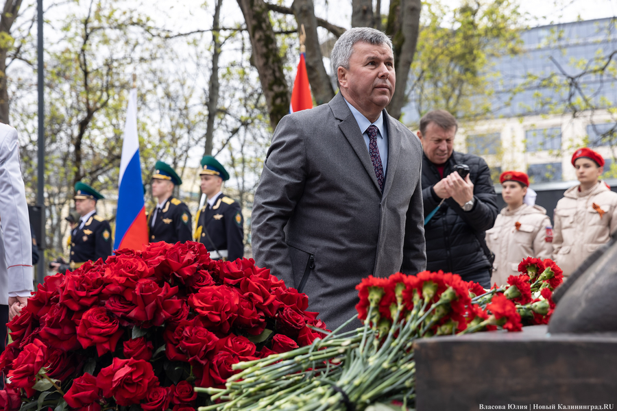 У здания областного правительства открыли памятник ФСБ (фото)