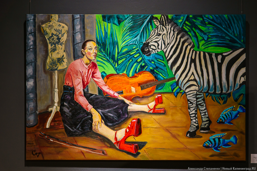 Яркие рыбы и джаз: в «Воротах» открылась персональная выставка Глеба Ванина