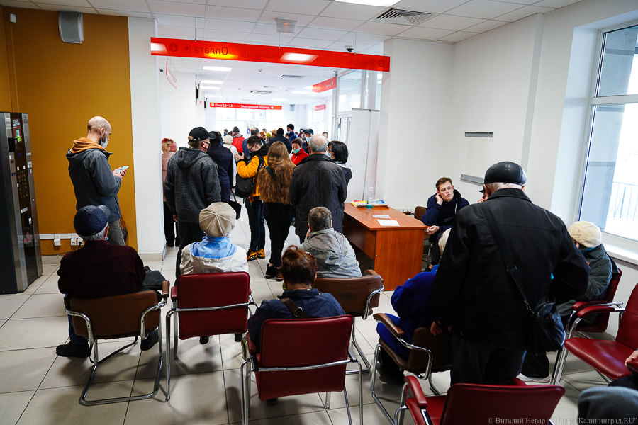 Вне зоны ковид-фри: что происходит в МФЦ на площади Победы после новых ограничений