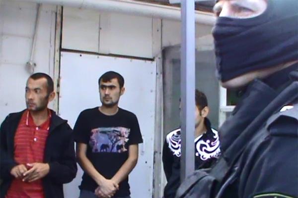 Рейд по рынку: силовики задержали в Калининграде 200 мигрантов (фото)