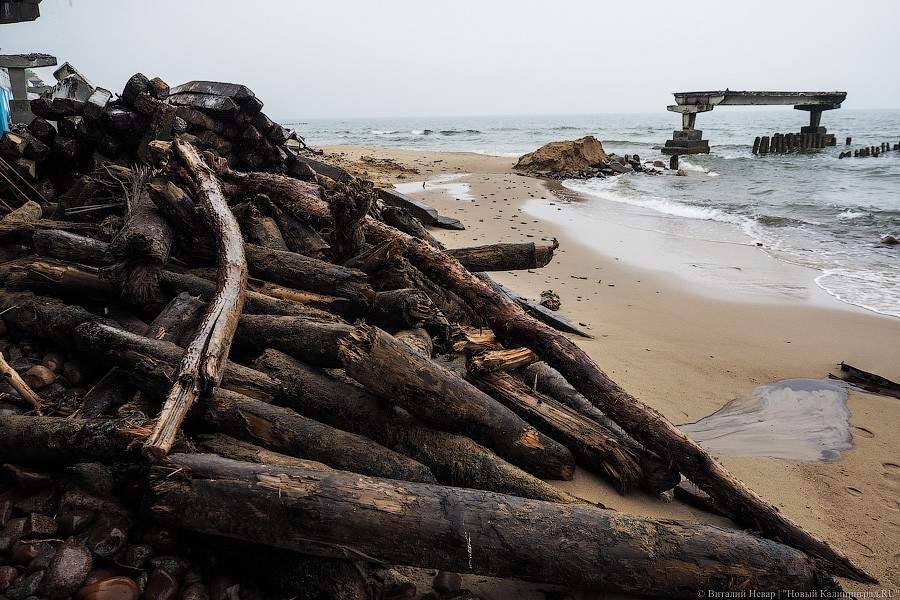 Обломки прошлого: как в Светлогорске разбирают старый променад (фото)
