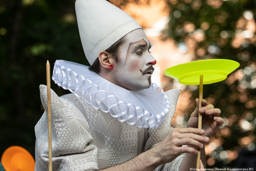 Это просто цирк какой-то: фестиваль «Башня» запустил уличную программу на «Балтике» (фото)