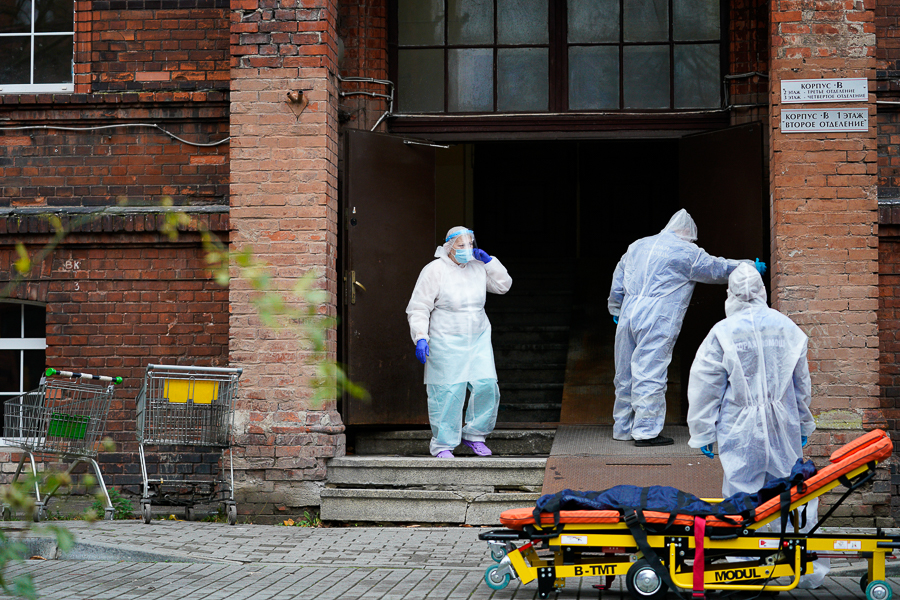 Минздрав предлагает медикам-пенсионерам привиться и вернуться к работе