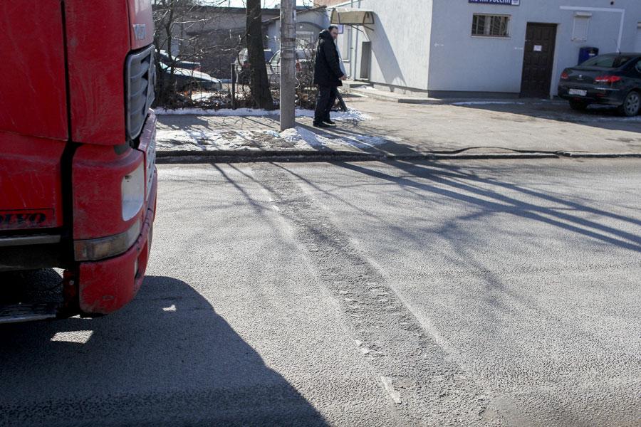 На проспекте Победы ночью демонтировали две из трех шумовых полос (+фото)