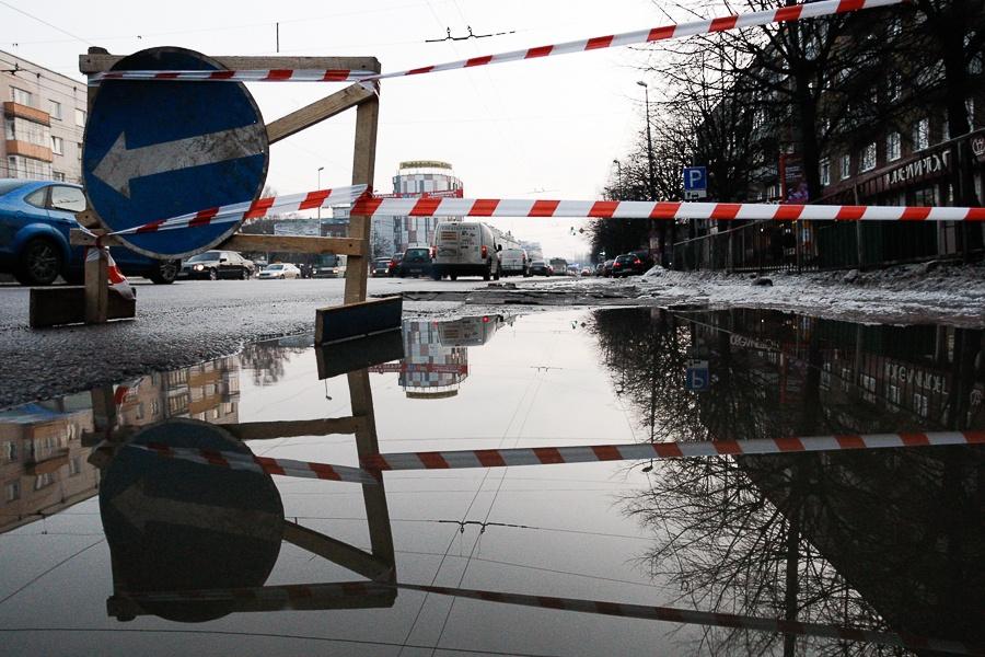 Дорога и пустота: на Ленпроспекте асфальт не выдержал нагрузки (фото)