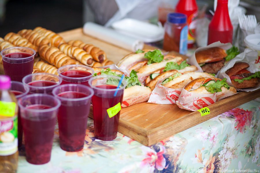 Голодные улицы: чем кормили калининградцев на День города