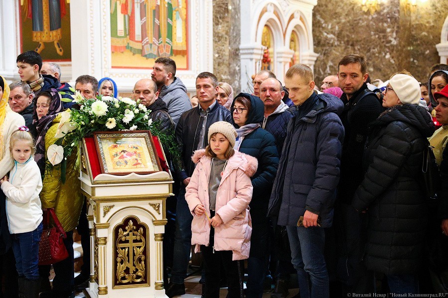 Смиренные взгляды: в соборе Христа Спасителя Калининграда встретили Рождество (фото)