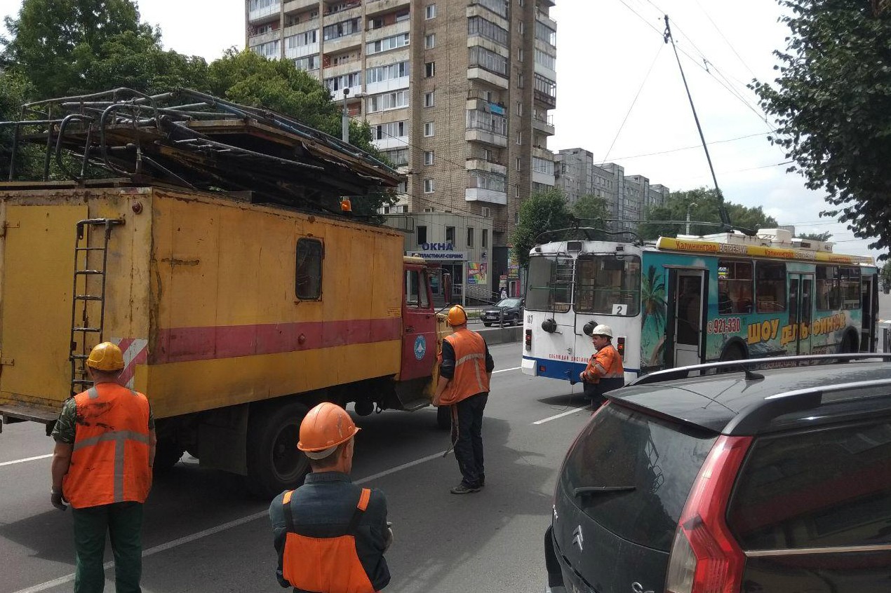 На Московском проспекте у троллейбуса оборвались провода, движение затруднено
