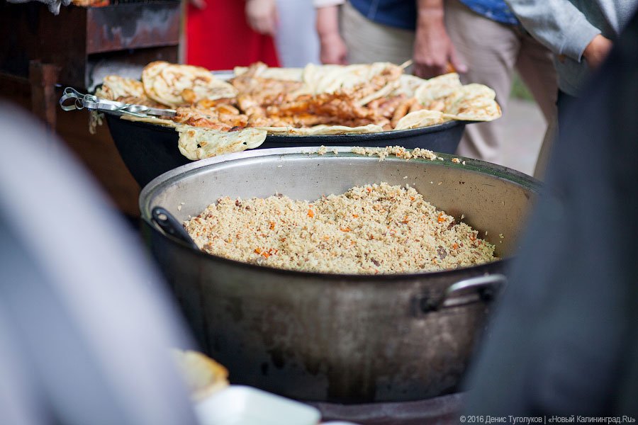 Голодные улицы: чем кормили калининградцев на День города