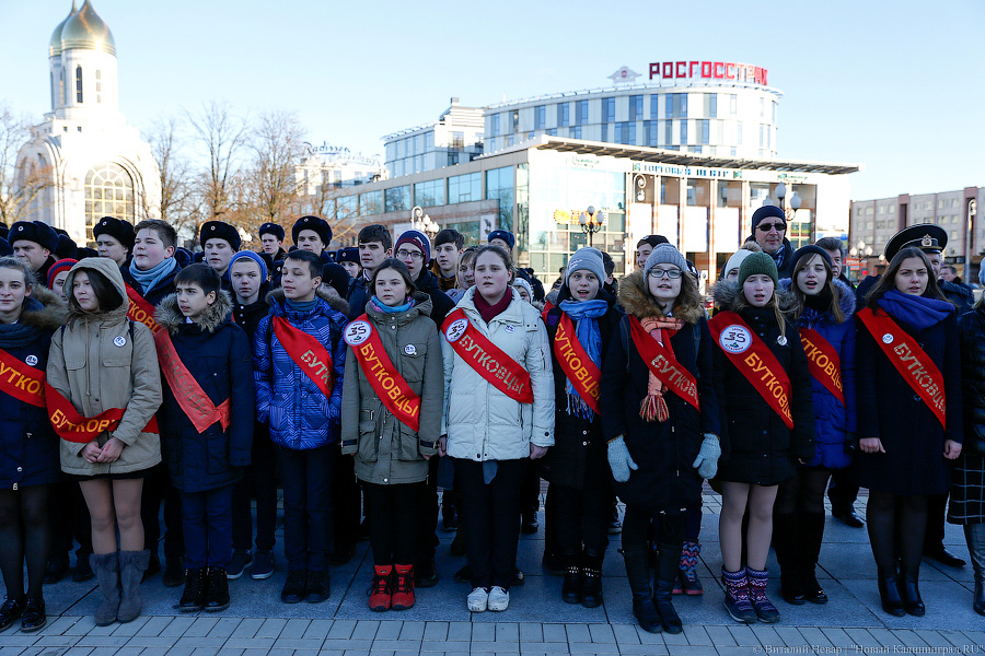«Морозный гимн»: курсанты и школьники отметили День Конституции флешмобом