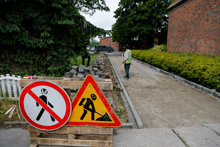 «Экватор» и «желтый глаз»: в Калининграде идет ремонт дорог и тротуаров 