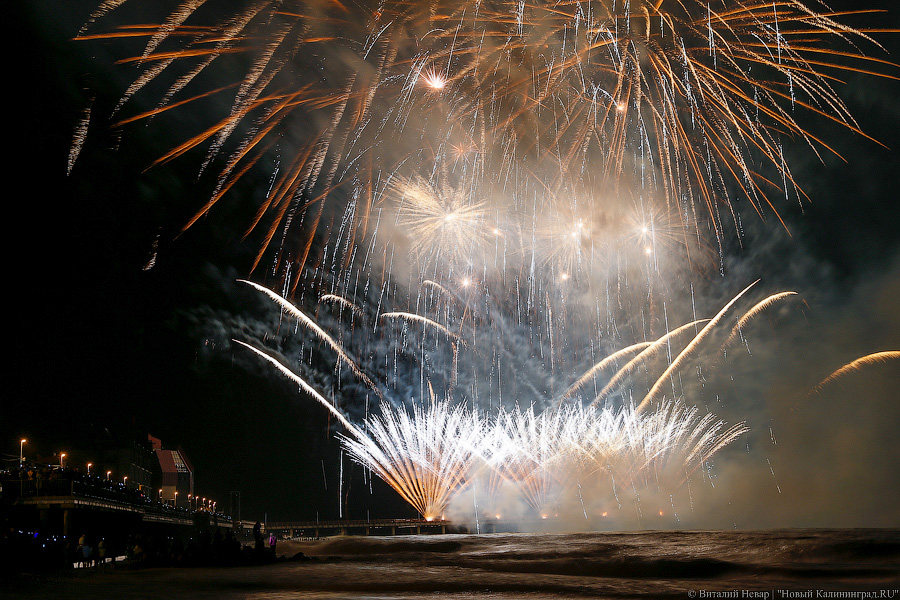 Небо, море и огни: в Зеленоградске стартовал чемпионат фейерверков