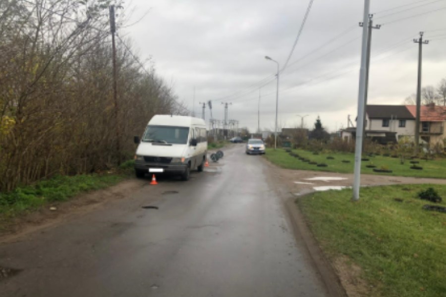 В Малом Борисово микроавтобус наехал на лежавшего на дороге пьяного пешехода