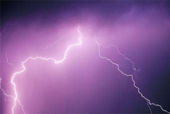 Последствия шторма: дерево упало под землю, дом сгорел из-за молнии, 6 тыс фонарей вышли из строя