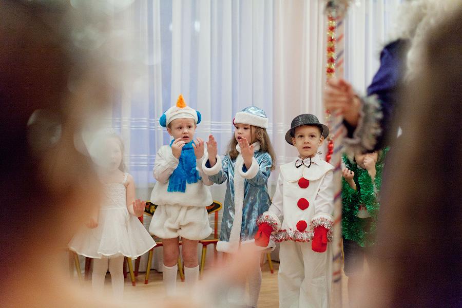 “Обычная сказка”: фоторепортаж с новогоднего утренника в детском саду
