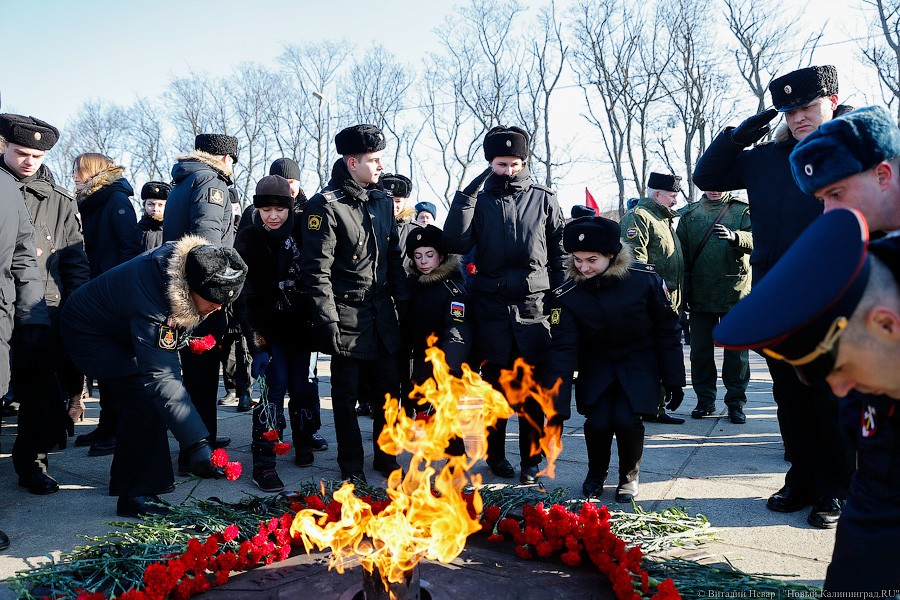 Холодное утро 23-го: в Калининграде почтили память воинов-героев