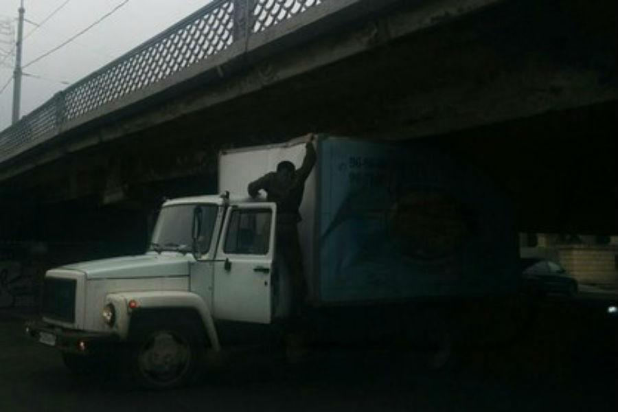 Очевидцы: грузовик «не угадал с высотой» и застрял под эстакадным мостом (фото)
